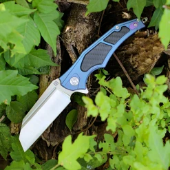 Artisan Cutlery Artisan Apache ATZ1813GBUM, 3.82" M390 Plain Blade, Blue Titanium/Carbon Fiber Handle